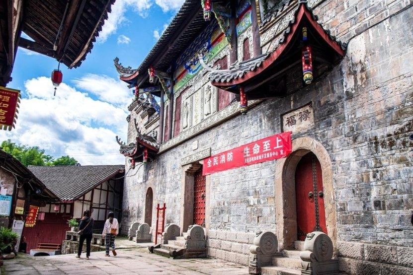 年轻的父母带两岁半的宝宝旅行,有什么值得一去的平价又好玩的地方? - 解答你的日常疑问